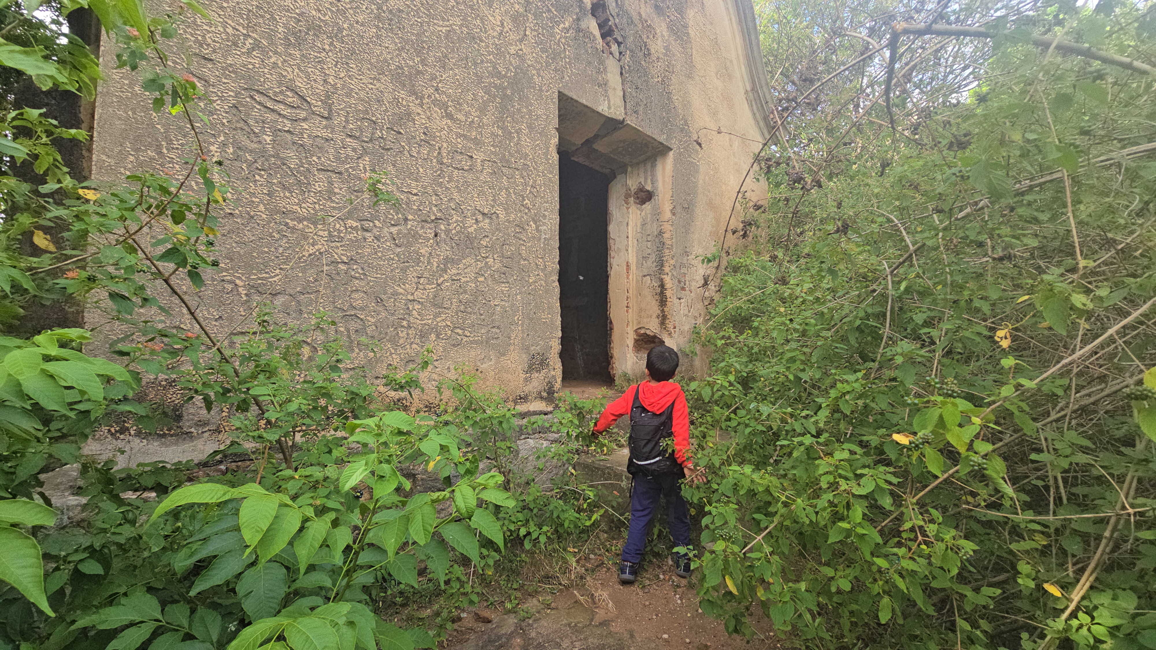 Rayakottai Fort Hill Trek – Ruins and Caves